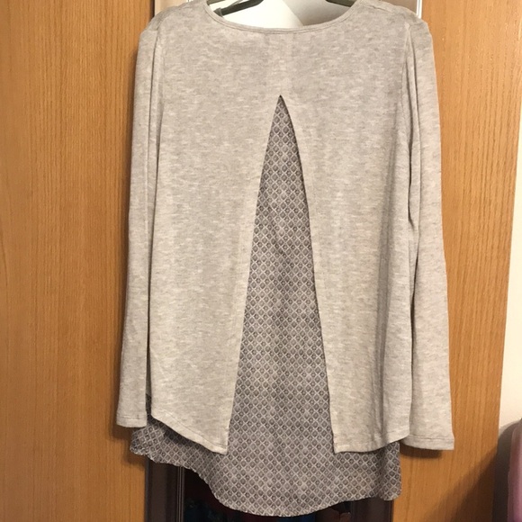 Gina Benotti Medium 2 layer look, split back, grey and white sweater/top combo - Picture 6 of 11